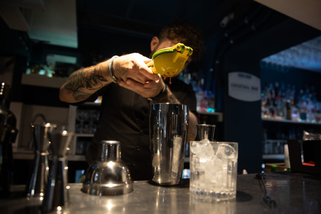attrezzature ilsa linea micage per pabrtending, close up su bartender che utilizza uno spremiagrumi