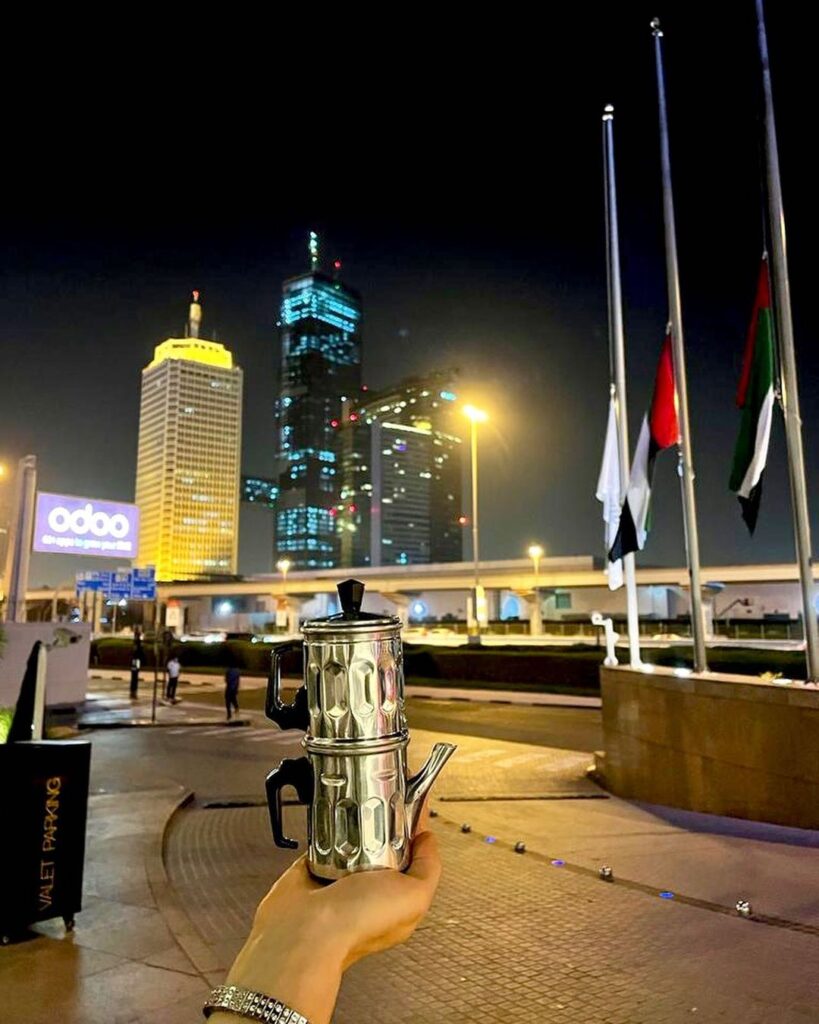 foto della caffettiera napoletana ilsa con sullo sfondo i grattacieli di Dubai illuminati