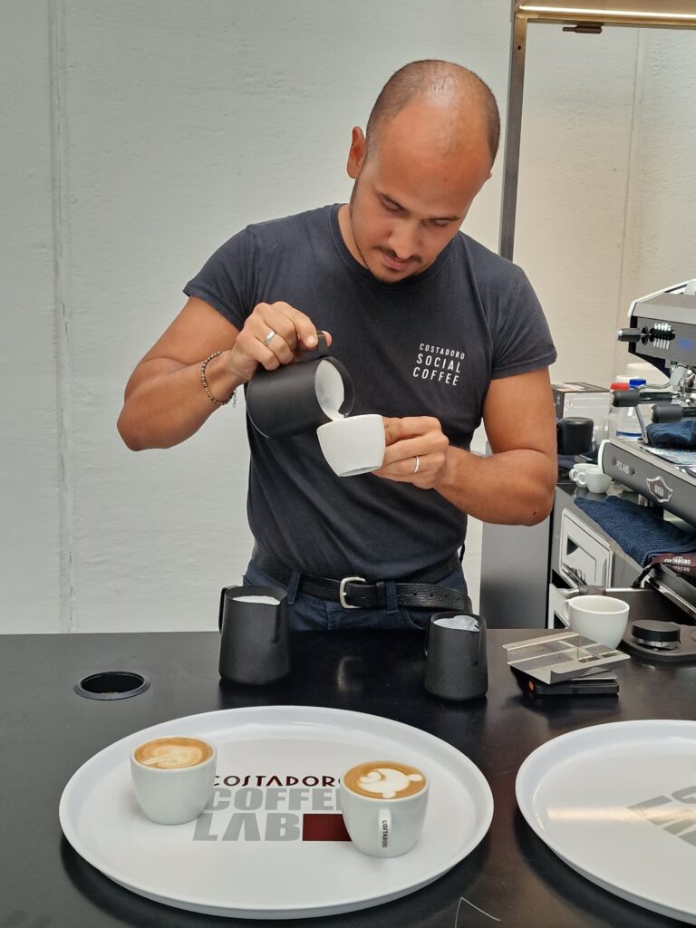 barista in gara all' espresso italiano champion mentre fa latte art