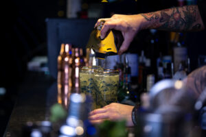 barman utilizza slay per preparazione di due cocktail